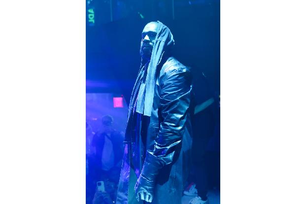 Außer seiner Frau scheint Kanye aber nichts unter Kontrolle zu haben. Der Unternehmer ließ während des Super Bowl einen Werbeclip von sich zeigen. Die Aufmerksamkeit sollte auf seinen Yeezy-Webshop fa ...