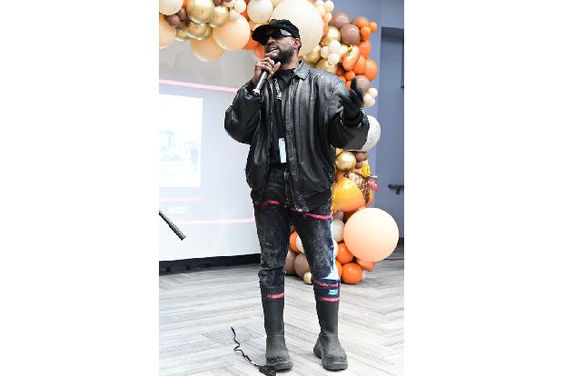 Das hätte er schon früher tun können, denn Kanyes antisemitische und rassistische Parolen sind nichts Neues. Vor einigen Jahren trat er in der Show von Verschwörungstheoretiker Alex Jones auf. Sein Ge ...