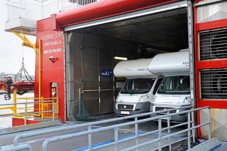 Wohnmobile auf der Fähre