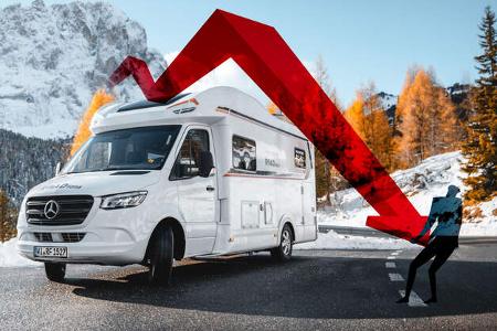 Roadsurfer Mietfahrzeug fährt. Der Schatten eines Mannes versucht den Fall eines roten Pfeils zu stoppen.