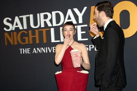 ...bis zu Emma Stone und Dave McCary. Die Schauspielerin und der Regisseur, Comedian und Drehbuchautor lernten sich hinter den Kulissen der Show kennen, als er federführend war.