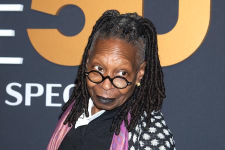 Während Whoopi Goldberg unzählige Male bei 'SNL' zu sehen war, war sie unglaublicherweise nie die Gastgeberin, im Gegensatz zu...