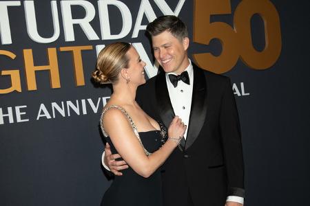 Am Set von 'SNL' fliegen offenbar häufiger mal die Funken, denn nicht nur Emma Stone schnappte sich ein Mitglied des Produktionsteams, auch Scarlett Johansson lernte ihren Mann Colin Jost kennen, als dieser für die Show Gags schrieb.