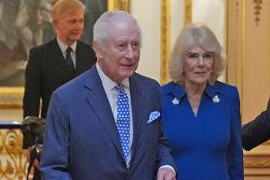 König Charles und Königin Camilla begrüßen Stars im Buckingham-Palast