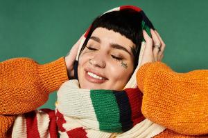 Als Mützen-Alternative: So tragen Modefans ihren Schal