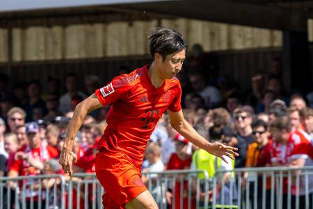 Hiroki Ito (bis 64.) - Note: 2,5 - Leitete mit seinem Ballverlust die frühe Großchance durch Ekitiké ein (6.). Fing sich danach und brachte gerade offensiv viele gute Impulse. Belohnte sich nach einer Standardsituation mit seinem ersten Treffer im Bayern-Trikot.