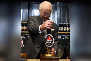 Bei Besuch in Brauerei: König Charles zapft sich ein Bier