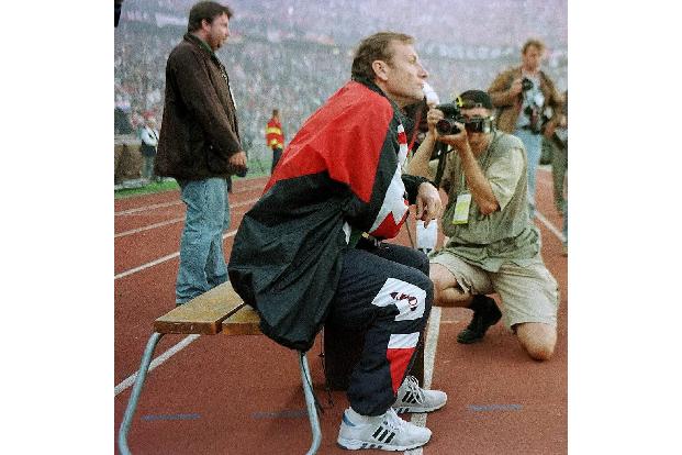 1996/97: Energie Cottbus - Auch Energie Cottbus stand kurz vor der Sensation. Im Viertelfinale schlug der Regionalligist den damaligen Bundesligisten St. Pauli im Elfmeterschießen, im Halbfinale gab es ein klares 3:0 gegen Karlsruhe. Beim Endspiel in Berlin war der VfB Stuttgart aber etwas zu stark für das Team von Trainer-Legende Eduard Geyer.