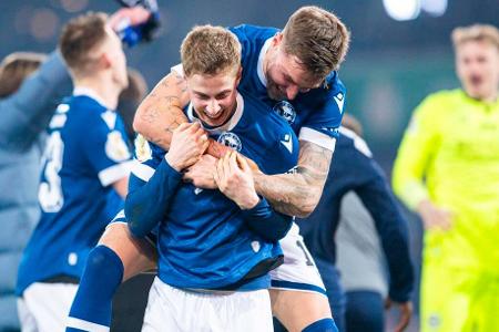 2024/25: Arminia Bielefeld - Arminia Bielefeld ist der erste Verein, dem das Kunststück zwei mal gelang, als Drittligist ins Pokal-Halbfinale einzuziehen. Gegen Werder Bremen nahm man eine 2:0-Führung mit in die Kabine, die man in der zweiten Hälfte über die Ziellinie rettete. Im Halbfinale darf Arminia definitiv auf der Alm spielen.