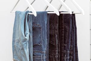 Jeans richtig pflegen: Wie Farbe und Form nicht verloren gehen