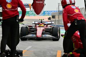 Erste Bestzeit im Ferrari: Hamilton macht Hoffnung