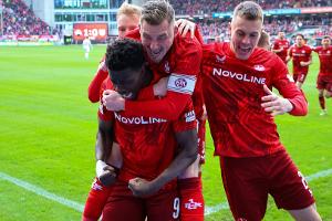 Doppelpack Ache: FCK feiert Pflichtsieg im Aufstiegskampf