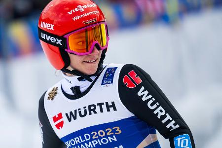 Skisprung-Frauen zur Halbzeit auf Silberkurs