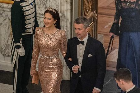 König Frederik und Königin Mary tanzen ausgelassen bei Ball