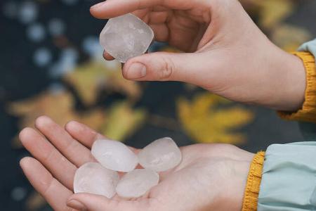 Hagelkörner in Hand