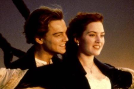 Die Figuren Jack und Rose in einer Szene aus 