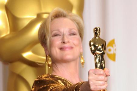 Meryl Streep präsentiert einen ihrer Oscars