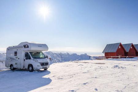 Wohnmobil im Schnee auf Lappland-Tour Täftea
