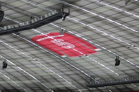 FC Bayern: Beckenbauers Trikot unter dem Arena-Dach