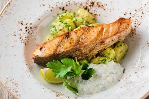 Zum Aschermittwoch: Lachsfilet auf samtigen Gnocchi mit Tartarsauce