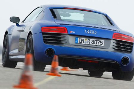 Audi R8 V10 plus 5.2 FSI, Heckansicht, Slalom