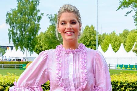 Moderatorin Angelina Kirsch präsentiert erstmals ihren Verlobten