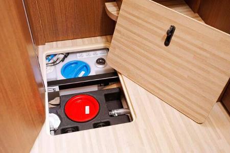 Die Tanks sind platzsparend, frostsicher und ideal für die Straßenlage untergebracht.