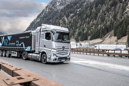 Mit Batterie und Wasserstoff auf Alpentour – CO2-neutrale Lkw von Daimler Truck zeigen ihr Können Touring the Alps with battery and hydrogen – CO2-neutral trucks from Daimler Truck demonstrate their capabilities