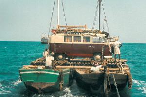 VW Bulli in Indien auf der Fähre