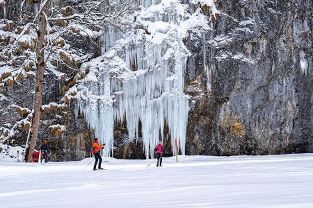 Loipe, Felswand, Eiszapfen, Skifahrer, Winterlandschaft