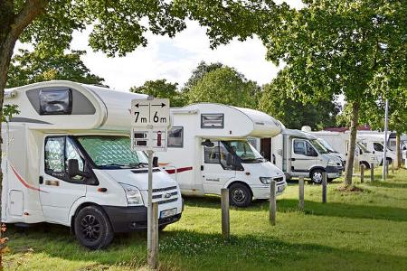 Stellplatz, Caravans, Wohnmobile, BŠume, Rasen