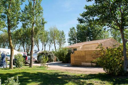 Campingplatz, HŠuschen, Gras, BŠume, Caravans, Autos, Himmel