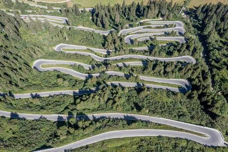 Serpentinen, Alpen, Graubünden, Tessin