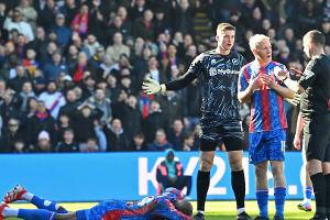 Nach Horror-Foul an Mateta: Sechs Spiele Sperre für  Roberts