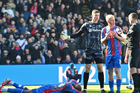 Nach Horror-Foul an Mateta: Sechs Spiele Sperre für Roberts