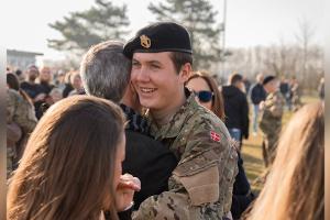 Erster Familienbesuch für Kronprinz Christian im Militär