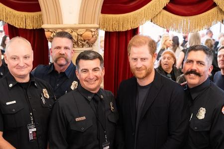 Besuch bei Benefizkonzert: Prinz Harry feiert Feuerwehr von L.A.