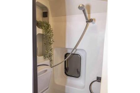 Bad, Dusche, Klappwaschbecken