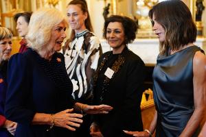 WOW-Jubiläum: Königin Camilla trifft Victoria Beckham und andere Stars