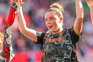 "Begnadete Technikerin": Auch Bayern-Juwel Sehitler verlängert