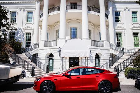 Mit dem Ruf des Tech-Milliardärs zerlegt sich auch der Wert der Aktie, die ursprünglich nach Trumps Wahlsieg enorm zulegte. Mittlerweile hat sie 54 Prozent verloren. Der Auslöser in beiden Fällen sei ...