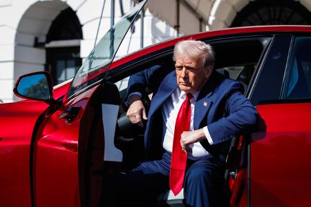 Um seinem guten Freund zu helfen, wurde der US-Präsident jetzt zur Werbefigur und das Weiße Haus zum Autohaus: Donald Trump persönlich setzte sich hinters Steuer und pries die Qualitäten des E-Autos d ...