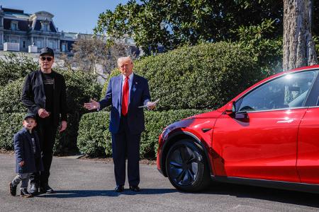 Elon Musk hatte wie so oft seinen kleinen Sohn X dabei — dessen Mutter, die kanadische Musikerin und Künstlerin Grimes, hatte bereits mehrfach kritisiert, dass der gemeinsame Sohn ohne ihre Zustimmung vorgeführt wird.