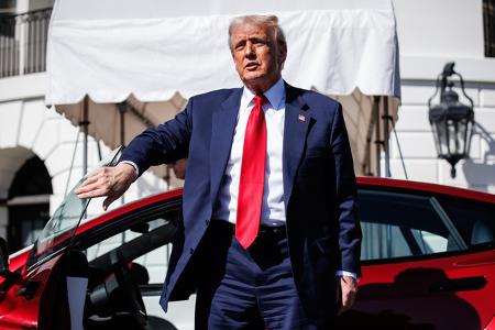 Donald Trump ging mit der bizarren Aktion vor dem Weißen Haus aber noch einen Schritt weiter: Nachdem es bereits Anschläge auf Tesla-Filialen gegeben hat, erklärte der Präsident, dass man derartige Vorfälle künftig als Terroraktionen einstufen werde.