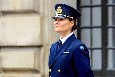 Kronprinzessin Victoria begeht Namenstag erstmalig in Uniform