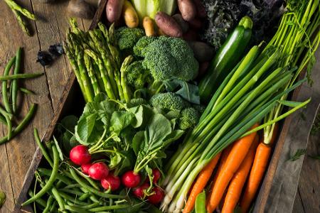 Dieses Obst und Gemüse hat im Frühling Saison