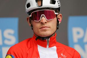 Sturz auf Verkehrsinsel: Radprofi Skjelmose im Krankenhaus