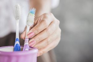 Keimschleuder im Bad? So bleibt die Zahnbürste sauber und hygienisch
