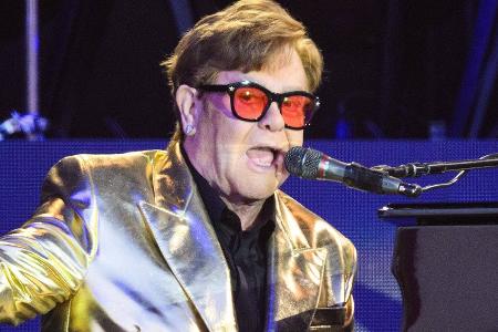 Große Sorge um Elton John: Kann er kaum noch unterschreiben?