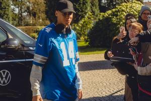 Musiala kommt im Football-Trikot von St. Brown